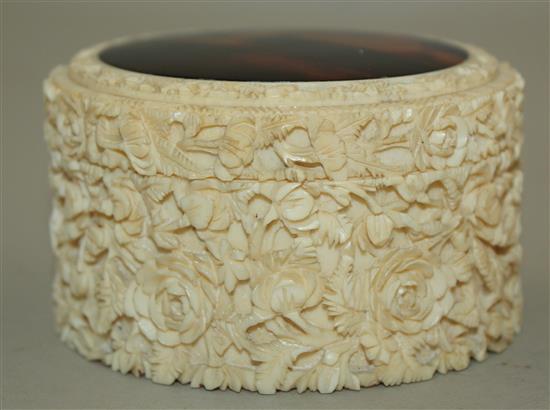 A Chinese export ivory and tortoiseshell cylindrical box and cover, early 20th century, diam. 8.5cm